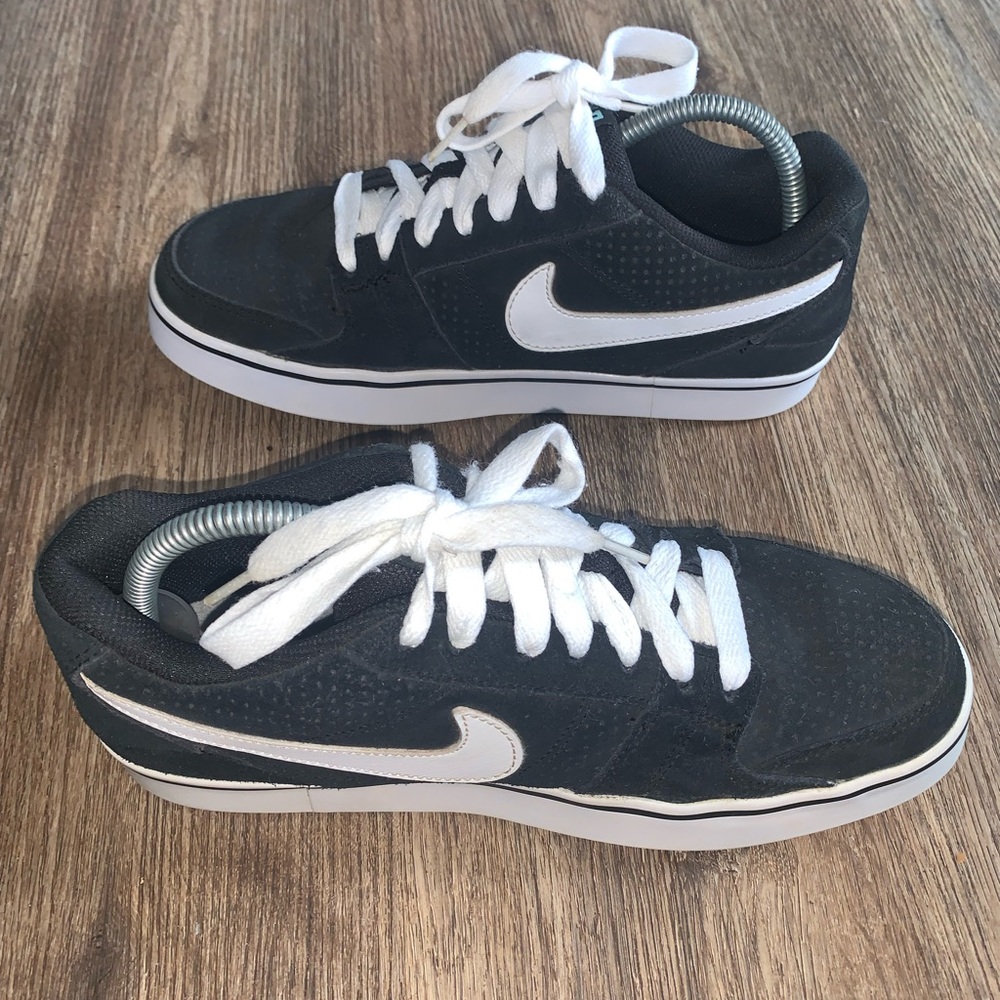 Nike woman’s black & white sneakers excellent pre loved condition size 8.5/9